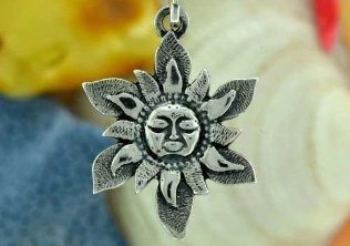 Das Symbol der Sonne ist ein kleines Amulett für viel Glück